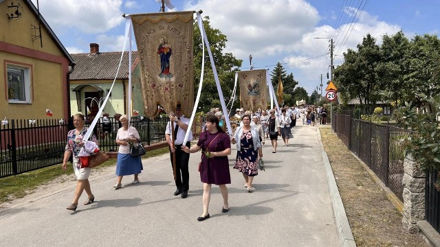 W procesji w Skrzyńsku przeszły setki osób.