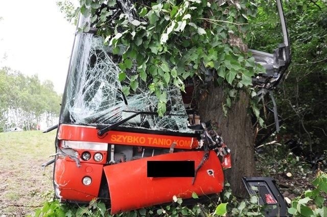 Wypadek autokaru Polski Bus. Oświadczenia przewoźnika i policji [ZDJĘCIA]