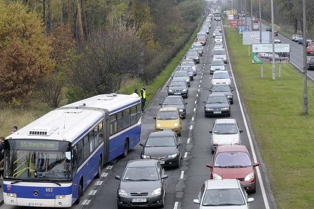 W Bydgoszczy średnia prędkość pojazdów w godzinach szczytu nie przekracza 35 km na godz.