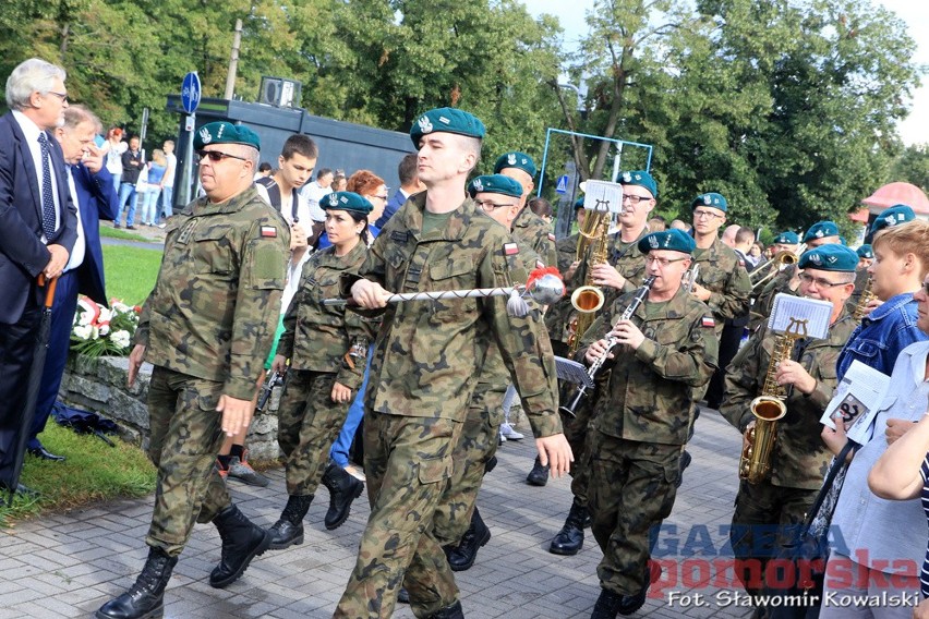 Uroczystość wojskowa rozpoczęła się o godz. 17:00 na placu...