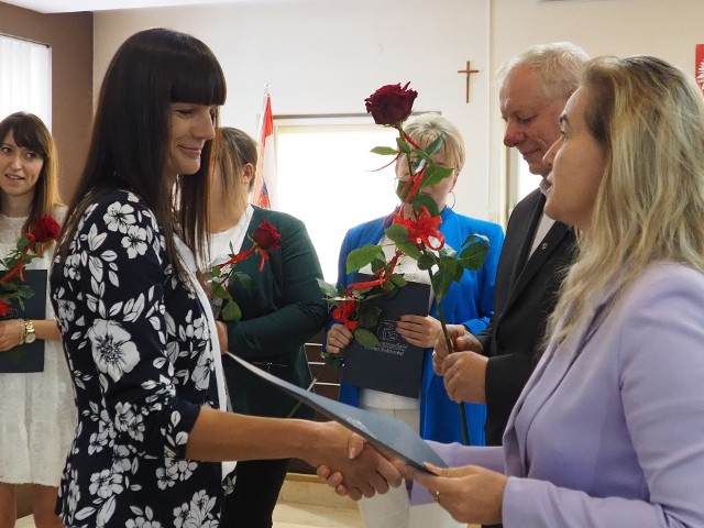 W starostwie powiatowym w Radomsku wręczono akty nadania stopnia awansu zawodowego nauczyciela mianowanego