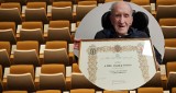 Dostał dyplom ukończenia studiów w wieku... 102 lat! Historia tego mężczyzny zaskakuje 