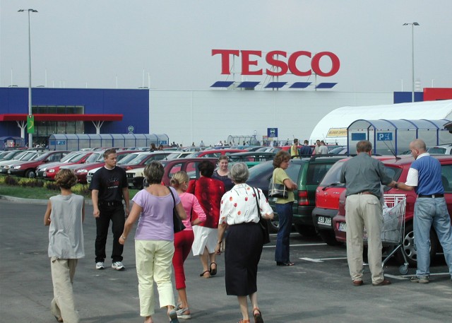 W sylwestra sklepy Tesco będą czynne do godz. 18.