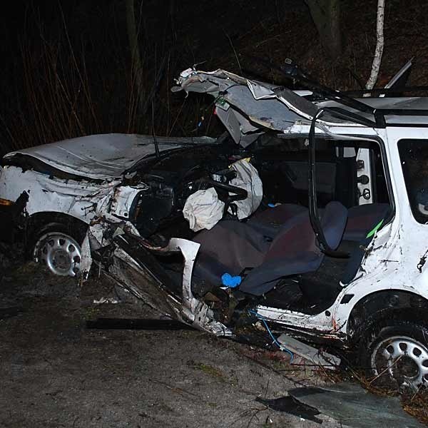 Samochód, którym kierował 19-latek został doszczętnie zniszczony.