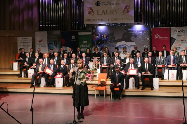 Nagrodzeni podczas gali laurów 2014 w opolskiej filharmonii z przedstawicielami kapituły i włodarzami regionu.