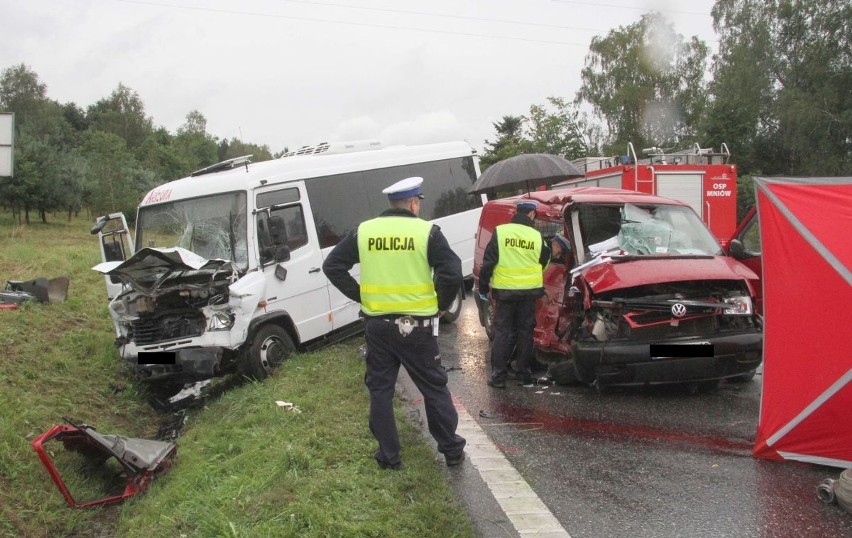 Tragiczne zderzenie dostawczego auta z kursowym busem na Raszówce. Dwie osoby nie żyją