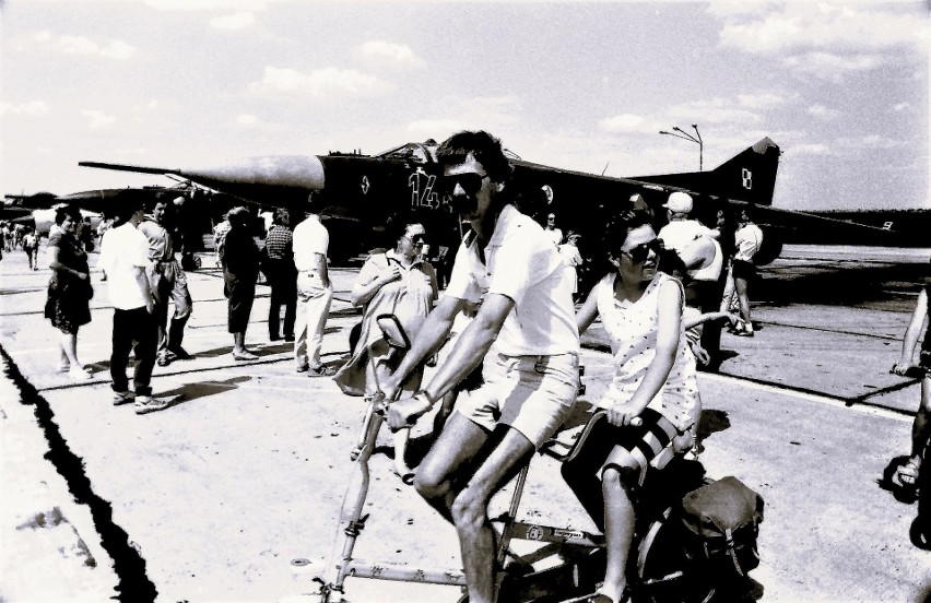 Rowerowy tandem w latach 90. na lotnisku w Redzikowie