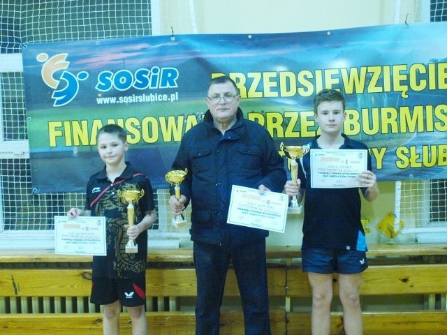 Zwycięzcy: Szymon Najder (od prawej), Jerzy Łapiński i Filip Lewaszkiewicz.