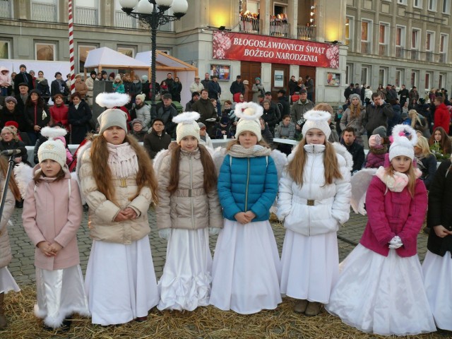 Tak wyglądała miejska wigilia przed rokiem, z dobrym jedzeniem, śpiewami i łamaniem się opłatkiem