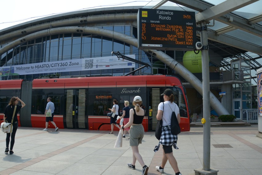 Szklane przystanki w Katowicach. Nigdzie nie jest tak gorąco. "Jest 30 stopni, a nie ma gdzie schronić się przed słońcem"