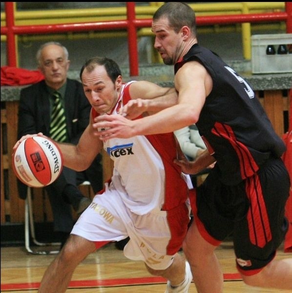 Uczestniczący na turnieju w Jarosławiu koszykarze Stali Stalowa Wola (z piłką Bartłomiej Szczepaniak) ulegli w piątek minimalnie beniaminkowi ekstraklasy.