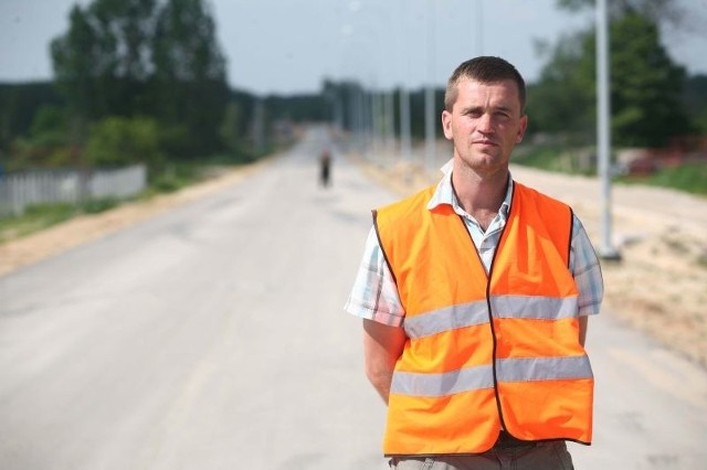 - Ostatni odcinek ulicy jest wyłączony z budowy, czekamy na decyzję inwestora, co mamy robić dalej &#8211; mówi Piotr Mojżeszek, kierownik budowy ulicy Mieszka I z Kieleckiego Przedsiębiorstwa Robót Drogowych.