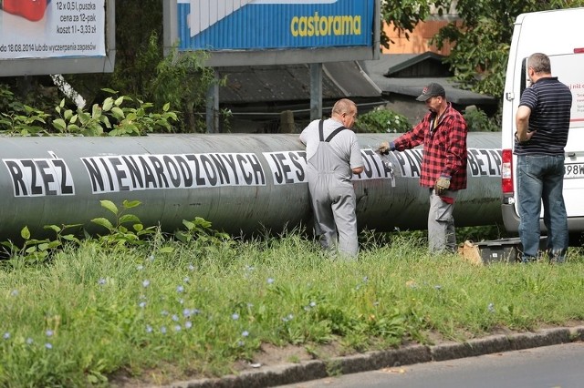 - W tych poprzednich sprawach postawiliśmy mu zarzuty za umieszczenie w miejscu publicznym napisów bez zgody właściciela obiektu. Sprawa trafiła do sądu - tłumaczy mł. asp. Mirosława Rudzińska z zachodniopomorskiej policji. Obwinionemu grozi grzywna do 5 tys. zł lub ograniczenie wolności, czyli prace społeczne. Zgodnie z kodeksem wykroczeń "kto umieszcza w miejscu publicznym do tego nie przeznaczonym ogłoszenie, afisz, plakat, ulotkę, napis lub rysunek albo wystawia je na widok publiczny w innym miejscu bez zgody zarządzającego tym miejscem podlega karze". 