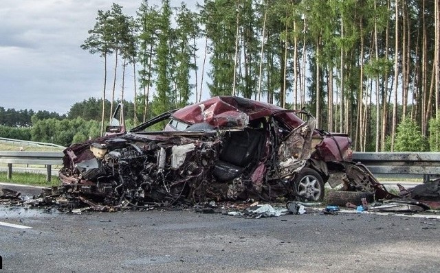 W sobotnie popołudnie, 23 czerwca, doszło do kolejnego w tym roku tragicznego wypadku na drodze ekspresowej S3. W wyniku czołowego zderzenia dwóch pojazdów zginęły dwie osoby. Miejsce sobotniego wypadku uchwycone przez naszego Czytelnika:Przyczyną zdarzenia była jazda „pod prąd”. Policja wraz prokuraturą rejonową ze Świebodzina prowadzą czynności zmierzające do ustalenia przebiegu zdarzenia.W sobotę, 23 czerwca około godziny 16:40 Dyżurny z Komendy Powiatowej Policji w Świebodzinie otrzymał zgłoszenie o zdarzeniu drogowym i zablokowanej nitce trasy S3 Świebodzin - Sulechów. Na miejscu funkcjonariusze zastali dosłownie zdemolowane pojazdy. Części pojazdów rozrzuconych było na bardzo dużej przestrzeni. - Istniała konieczność, aby wyłączyć z ruchu nie tylko jezdnię, na której miało miejsce zdarzenie ale również jeden z pasów ruchu na przeciwległej nitce. Wstępne ustalenia policjantów wskazują na to, iż kierujący pojazdem mercedes poruszał się trasą S3 pod prąd, co doprowadziło do czołowego zderzenia z pojazdem leksus - wyjaśnia sierż. sztab. Marcin Ruciński z KPP w Świebodzinie. W wyniku wypadku na miejscu zginął kierowca mercedesa. Kierowca leksusa został zabrany śmigłowcem LPR do szpitala w Zielonej Górze. Niestety mężczyzna również zmarł w wyniku poniesionych w obrażeń. Niezależnie od tego co było przyczyną jazdy pod prąd sprawcy wypadku, policjanci apelują aby w żadnym razie nie lekceważyć i nie łamać zasad poruszania się na drogach szybkiego ruchu. Jeśli miniemy zjazd lub zorientujemy się, że poruszamy się w złym kierunku należy jechać aż do najbliższego zjazdu. Kategorycznie nie wolno cofać czy też zawracać na takich trasach nawet celem pokonania niewielkiej odległości. Śmiertelny wypadek pod Świebodzinem. Jeden z kierowców jechał pod prądGrożą za to nie tylko poważne konsekwencje w postaci wysokich kar finansowych ale i możliwość utraty prawa. Po drogach ekspresowych oraz autostradach kierowcy poruszają się z dużą prędkością i nie spodziewają się przeszkody w postaci nadjeżdżającego z przeciwka pojazdu. - Także należy regularnie dbać o to, aby nasza wiedza dotycząca przepisów z ruchu drogowego była aktualna. Warto, jeśli planujemy dłuższą trasę dowiedzieć się czym są tzw. „skrzyżowania bezkolizyjne” i jak się na nich poruszać. Ta wiedza jest konieczna ponieważ może uratować nasze oraz czyjeś życie - mówi sierż. sztab. Marcin Ruciński.POLECAMY RÓWNIEŻ PAŃSTWA UWADZE:Śmiertelny wypadek na S3. Nie żyje zielonogórski biznesmen