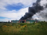 Pożar opuszczonego hotelu pod Koszalinem. Dym było widać z kilku kilometrów [ZDJĘCIA] 