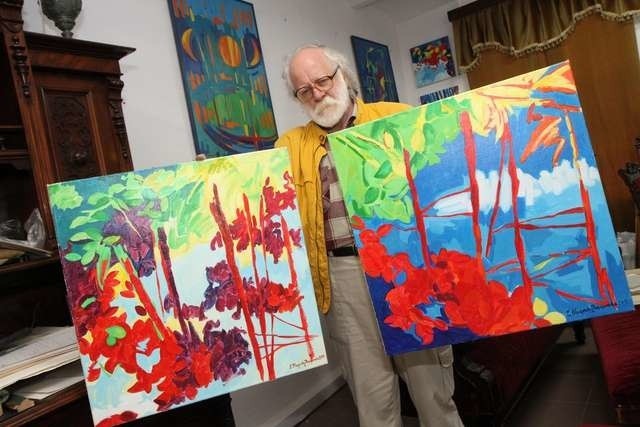 Wiesław Żyła, właściciel Galerii Pro Arte, prezentuje prace, które będzie można oglądać na wystawie