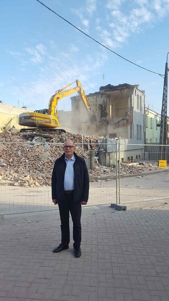 - Trwa rozbiórka i uprzątanie gruzu po dawnym komisariacie przy ulicy Kościelnej - mówi Jacek Stolarski, burmistrz Grójca.