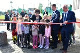 Szkoła w Gnojnie ma nowe boisko wielofunkcyjne. Na otwarciu poseł Michał Cieślak. Zobaczcie film