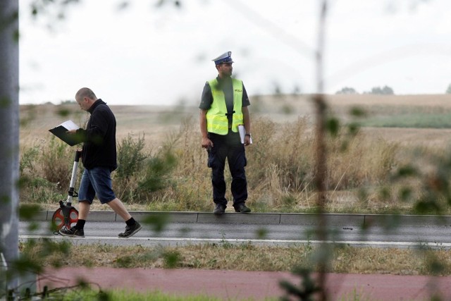 Do tragicznego w skutkach wypadku doszło w środowe popołudnie w okolicach Czartek w gminie Sieradz. Kierowca opla zderzył się z przebiegającym przez drogę zwierzęciem.- Według wstępnych ustaleń kierujący samochodem osobowym marki Opel Astra jadąc w kierunku miejscowości Rossoszyca na łuku drogi uderzył w przebiegającego w poprzek jezdni łosia - mówi rzecznik prasowy sieradzkiej policji Paweł Chojnowski. - W wyniku zderzenia 54 – letni kierowca z ciężkimi obrażeniami głowy został przewieziony do sieradzkiego szpitala, gdzie po kilku godzinach zmarł. Ogólne potłuczenia ciała odniosła podróżująca z nim kobieta. UWAGA! NA KOLEJNYCH SLAJDACH DRASTYCZNE ZDJĘCIA MARTWEGO ZWIERZĘCIA!Polska - Portugalia w Lidze Narodów!Życzenia dla nauczycieliWiersze na dzień nauczycielaHoroskop na dziśPolska - Włochy już w niedzielę