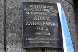 Kraków. Na kamienicy, w której mieszkał Adam Zagajewski, odsłonięto tablicę pamiątkową