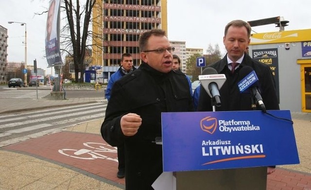 Arkadiusz Litwiński i Marek Zajdel (z lewej) przekonywali wczoraj, że miasto może być bezpieczniejsze. Proponują ochroniarzy w szkole, większy monitoring ulic, ułatwienie ruchu samochodowego i tor do nauki jazdy w trudnych warunkach.