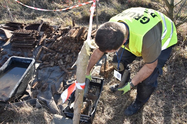 Członkowie grupy prowadzą wykopaliska na jednym ze wzniesień na obrzeżach miasta