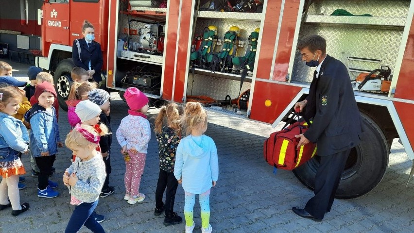 Przedszkolaki zwiedziły remizę strażacką w Gnojnie. Niezwykła lekcja FOTO