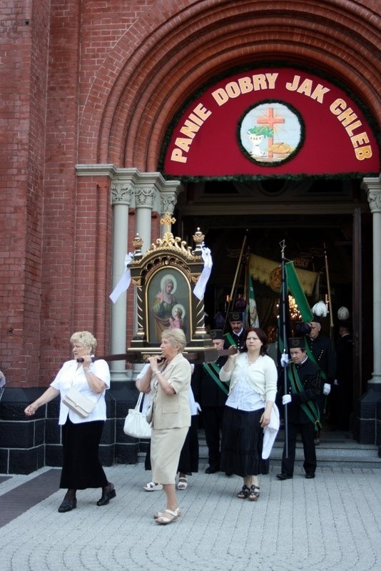 Boże Ciało 2014 w Zabrzu: procesja z kościoła św.Anny w...