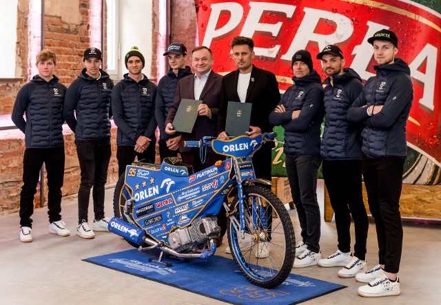 Andrzej Rutkowski, Dyrektor Generalny Perła – Browary Lubelskie S.A. i Jakub Kępa, Prezes Zarządu Speedway Lublin S.A. w otoczeniu żużlowców Motoru Lublin po podpisaniu umowy sponsorskiej