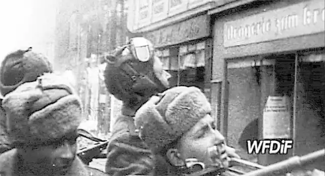Jeden z fragmentów filmu: rosyjscy żołnierze jadą najprawdopodobniej dzisiejszą ul. Zwycięstwa. Z tyłu płonące kamienice.