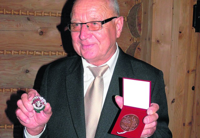 Stefan Buś prezentuje  Platynowy Medal im. Jana Kilińskiego przyznany  przez  Prezydium Związku Rzemiosła  za zawodową i społeczną działalność.