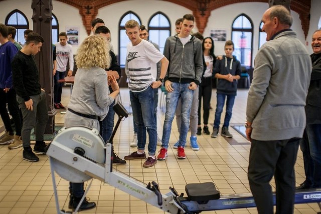 Uczestnicy piątkowego konkursu wiedzy sportowej w Muzeum Wodociągów.