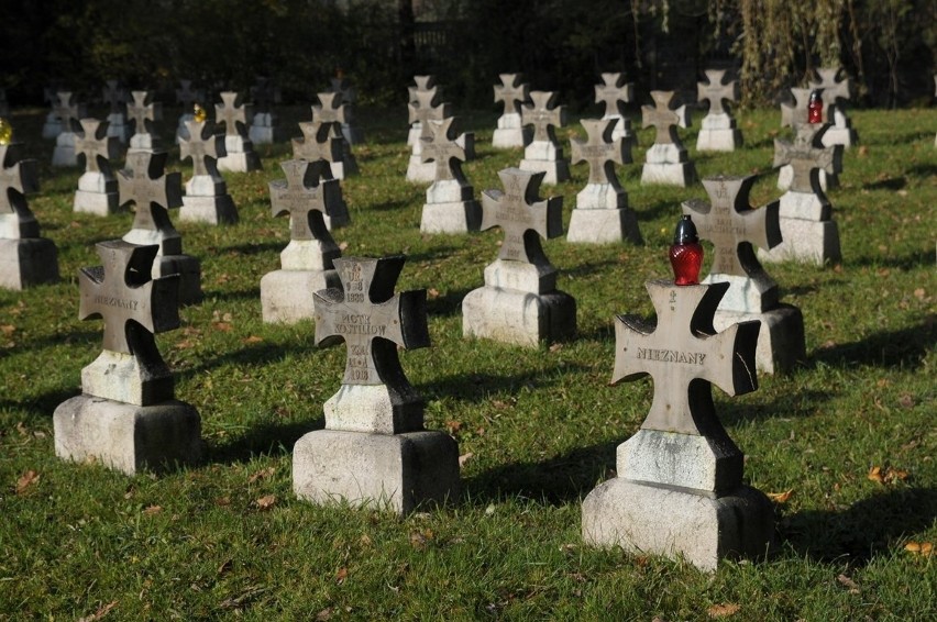 Uroczysta odprawa wart na cmentarzu wojskowym w Katowicach