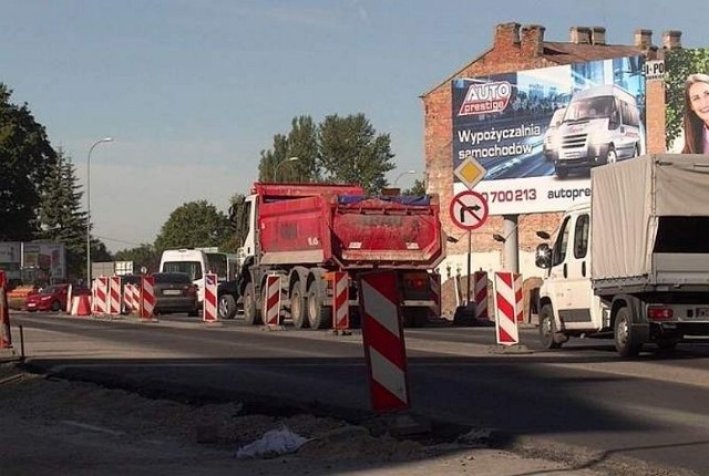 Rozpoczęły się przygotowania do położenia warstwy ścieralnej na jezdni al. Piłsudskiego od strony ul. Poleskiej. W związku z tymi pracami, od środy do piątku będzie obowiązywała  tymczasowa organizacja ruchu.