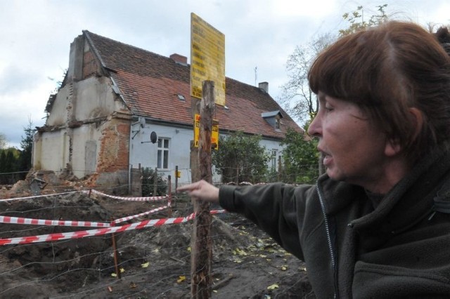 - Boję się, że może runąć ta ściana - pokazuje Aniela Faron. - Druga sprawa, co się stanie, gdy zaczną układać prąd, gaz, przecież to może wybuchnąć, a nic o tym nie informują...