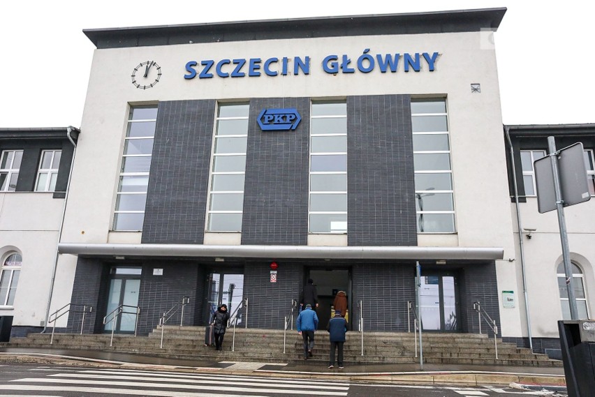Dworzec Główny PKP w Szczecinie. Niewidomi korzystający z oznakowania trafiają... prosto w ścianę
