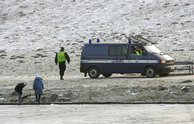 Policjanci kilkakrotnie musieli apelować do dzieci, aby zeszły z lodu.