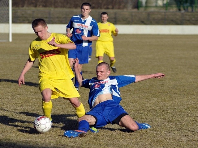 Piłkarze Czuwaju (żółte stroje) przegrali na wyremontowanym stadionie z Sokołem Nisko.