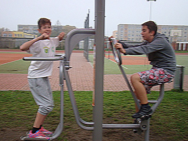 Mateusz Kresowski i Jan Rybczyński chętnie ćwiczą na siłowni.