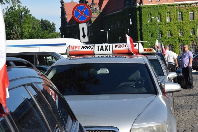 Taksówkarze zablokowali miasto. Protest przeciwko Uberowi