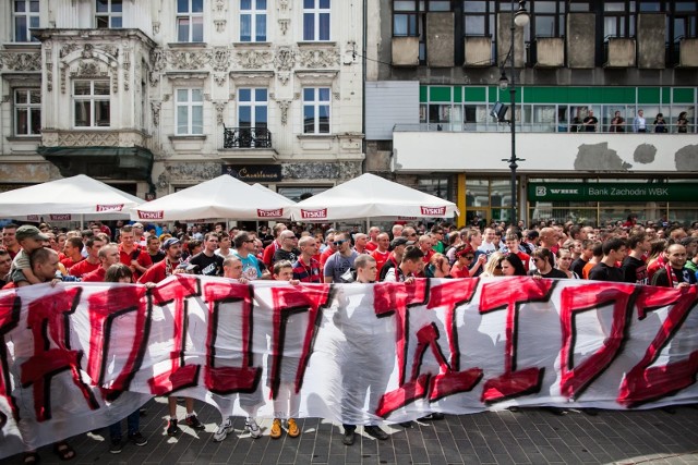 Kibice Widzewa protestowali w ubiegły piątek pod Urzędem Miasta Łodzi