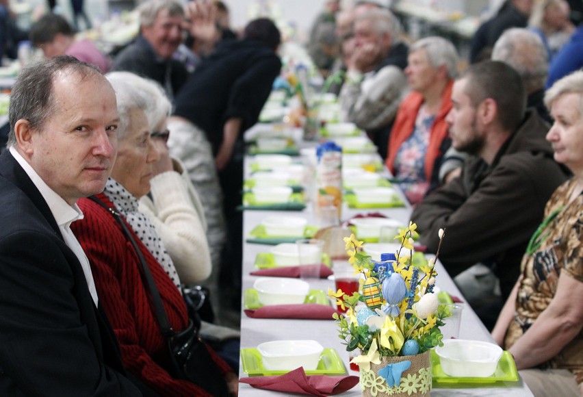 Zjedli świąteczne śniadanie w hali Expo, samotni z całej Łodzi zasiedli przy wspólnych stołach