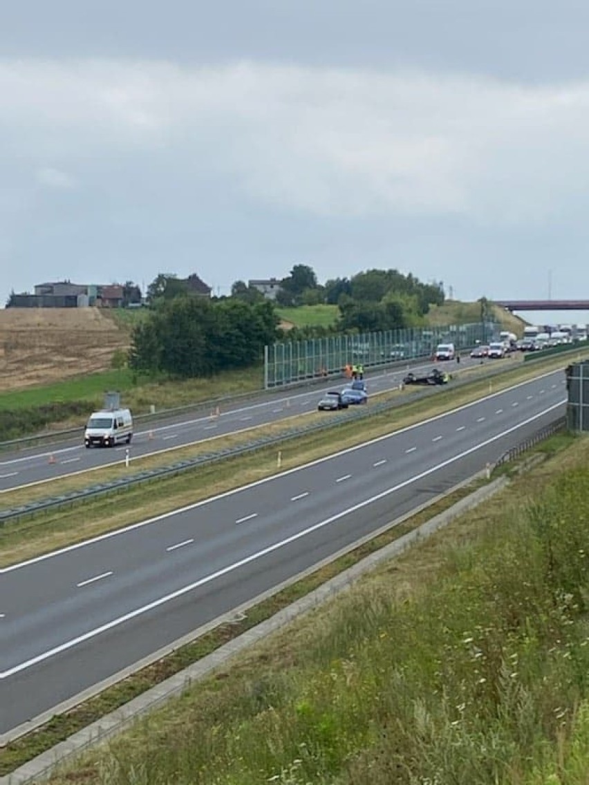 Auto dachowało, niemowlak wypadł na jezdnię. Wracamy do...