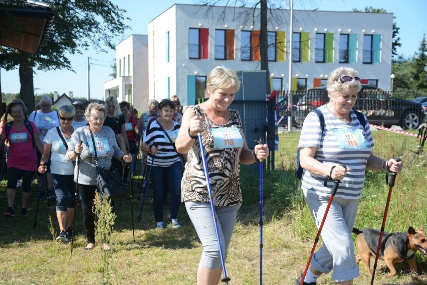 Seniorzy z gminy Daleszyce w rajdzie Nordic Walking. Dzień pełen wrażeń zakończył się tańcami pod chmurką