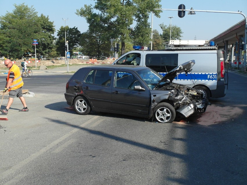 Wypadek na Włókniarzy w Łodzi. Jedna osoba poszkodowana [ZDJĘCIA]