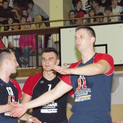 Łukasz Babińczuk (z prawej) chce grać, mimo kontuzji.