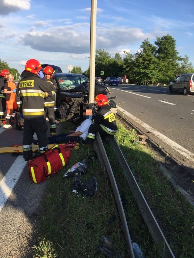 Wypadek w Mikołowie na DK44. Samochód wjechał w słup