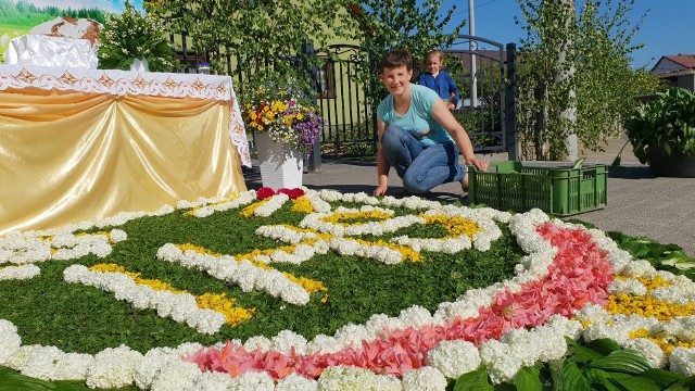 Tradycja układania kwiatowych dywanów jest żywa m.in. w Kluczu, Zimnej Wódce, Olszowej i Zalesiu Śląskim.