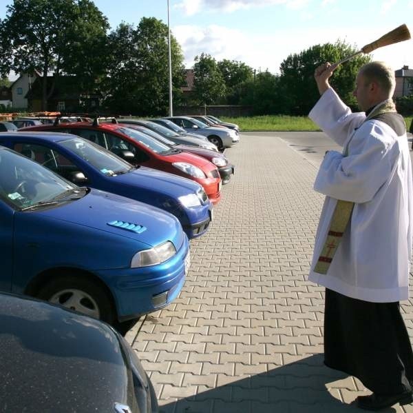 Wczoraj w Nisku ksiądz Krzysztof Tryk błogosławił kierowców i ich auta na szpitalnym parkingu w Nisku.