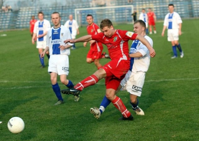 Konrad Pluta zdobywa pierwszego gola dla Siarki we wczorajszym meczu tarnobrzeżan z Tłokami w Gorzycach.